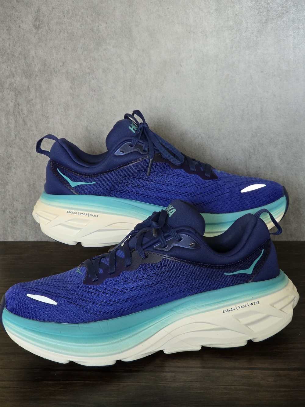 Hoka Bondi 9 Athletic Shoes
10B